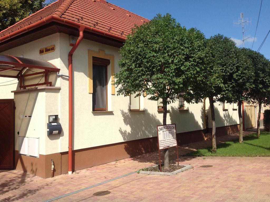 Hotel Oeregtoelgy Panzio Csongrád Esterno foto